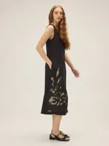 Vestido midi negro de lino con escote en V, sin mangas, de corte recto y holgado, con detalle de estampa abstracta en el lateral inferior.