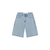 Bermuda de denim de tiro medio y corte holgado color celeste claro, con diseño clásico de cinco bolsillos y cierre frontal con botón y cremallera.