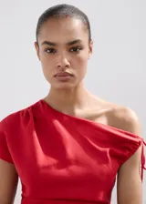 Vestido midi rojo de lino y lyocell, con diseño asimétrico de un hombro, manga corta y fruncidos laterales.