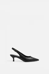 Zapato de tacón bajo negro, estilo slingback con punta fina y tira ajustable en el talón.