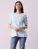 Remera de algodón a rayas horizontales celestes y blancas, con mangas cortas con aberturas y lazos.