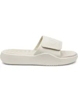 Sandalias tipo ojotas Under Armour modelo Ignite Pro 8, color beige, con correa ajustable, plantilla de espuma viscoelástica y suela de EVA con diseño ergonómico.