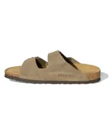 Sandalias tipo zueco marca Rivaro, confeccionadas en cuero gamuzado color beige. Presentan dos tiras anchas con hebilla metálica, plantilla anatómica de corcho y látex, y suela de goma antideslizante.