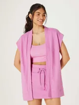 Chaleco abierto color rosa de tejido de punto.