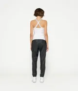 Musculosa blanca de algodón orgánico con tirantes finos cruzados de lurex plateado en la espalda.