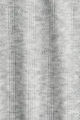 Top de manga larga ajustado al cuerpo en tejido de punto pointelle gris melange. Presenta cuello redondo y puños con terminación en picot.