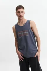 Musculosa de algodón color gris oscuro, con escote redondo y estampado frontal con lettering en tonos naranja y blanco.