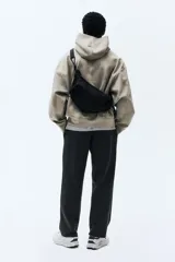 Pantalón de jogging negro de corte estándar, confeccionado en tejido de punto pesado. Presenta cintura elástica con cordón ajustable, bolsillos laterales y diseño de piernas rectas.
