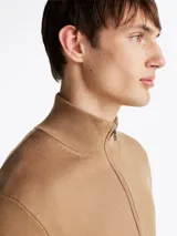 Sweater Tommy Hilfiger color beige de algodón, con cuello perkins, cierre de cremallera, corte regular y logo bordado en el pecho.