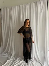 Vestido midi negro de tul transparente, manga corta y silueta recta.