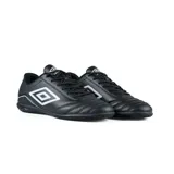 Championes de fútbol sala Umbro Classico III IC, color negro con detalles en blanco, con suela de goma para mejor agarre en interiores.