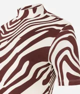 Blusa de manga corta con cuello alto, confeccionada en tejido de punto acanalado con estampado de cebra en tonos beige y negro.
