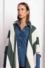 Aros colgantes largos con diseño de cadena fina recubierta de strass y base metálica rectangular.