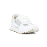 Championes deportivos casuales para mujer, color blanco, con cordones. Presentan paneles laterales y en la puntera con textura plateada brillante y efecto cuadriculado. La suela es gruesa y de color crema claro.