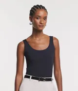 Musculosa básica negra de poliamida con escote en U y breteles anchos.
