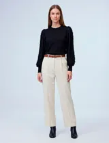 Buzo de hilado fino marca Zac & Rachel, color negro, con cuello a la base y mangas largas de gasa con bordado desflecado de textura shaggy.