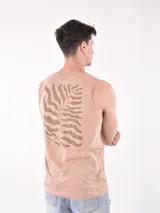 Musculosa blanca de corte clásico, con cuello redondo y sin mangas. Presenta un pequeño estampado en color naranja en el pecho.