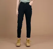 Pantalón de jean negro, de corte skinny, tiro alto y largo al tobillo.