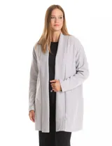 Cardigan largo de tejido de punto suave, color gris, con cuello con caída fluida, mangas largas con hombros caídos y bolsillos laterales discretos.