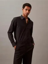 Camisa negra de corte slim fit, con cuello clásico y mangas largas.