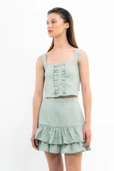 Minifalda verde oliva con textura y volados en el ruedo.