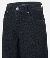 Pantalón baggy de sarga con estampado de leopardo, tiro alto, bolsillos delanteros y traseros, cierre con botón y cremallera.