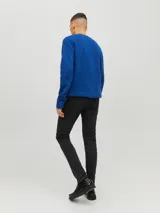 Jean slim de tiro bajo con diseño clásico de cinco bolsillos y cierre con botón. Confeccionado en tejido super stretch para mayor flexibilidad y comodidad.