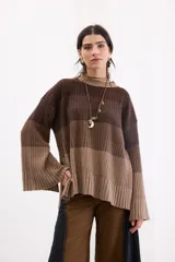 Sweater de punto con diseño en bloques de tonos marrones y tostados, cuello redondo y mangas largas amplias.