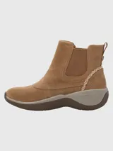 Botin tipo Chelsea de gamuza color tostado, con paneles laterales elásticos y detalle de cinta tejida en el talón. Cuenta con suela de goma con tecnología Spinal Flex diseñada para mejorar la postura.