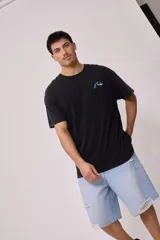 Remera negra de hombre con estampa azul y amarilla en la espalda.