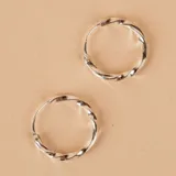 Aros tipo argolla con diseño torneado, fabricados en plata 925.