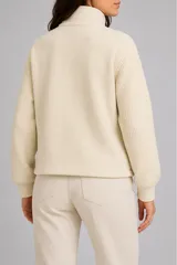 Abrigo de estilo casual con cuerpo de paño y mangas tejidas en punto acanalado. Presenta cuello alto, cierre frontal con cremallera y solapa con botones a presión, además de bolsillos laterales integrados.