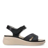 Sandalias de plataforma baja color nude, con tiras cruzadas en el empeine y ajuste de velcro en el tobillo.