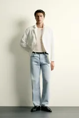Pantalón jeans de corte recto, color celeste claro con efecto lavado, de cinco bolsillos y tiro medio.