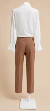 Pantalon de corte recto confeccionado en eco-cuero color tostado, con cintura alta, cierre frontal y bolsillos laterales.