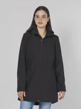 Campera negra de poliéster con cremallera frontal, cuello con capucha, bolsillos laterales con cremallera y cintura elástica ajustable.