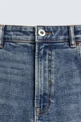 Jeans skinny fit de corte ajustado y tiro medio en color negro con efecto lavado y detalles desgastados. Confeccionados en tejido elástico con mezcla de algodón, presentan diseño clásico de cinco bolsillos y cierre frontal con cremallera y botón.