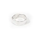 Anillo de plata 925 con diseño ondulado.