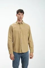 Camisa de manga larga color ladrillo confeccionada en pana de algodón con calce clásico, bolsillo en el pecho y botones personalizados.