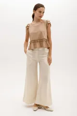 Pantalón palazzo color crudo, confeccionado en lino 100%.