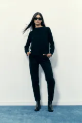 Sweater negro de lana con cuello redondo y corte clásico.