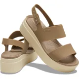 Sandalias tipo plataforma Crocs modelo Brooklyn Low Wedge, con tiras superiores en color azul marino y base de plataforma en color beige. Diseño ergonómico con tira ajustable en el talón.