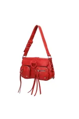Cartera de hombro color rojo, con textura de cuero envejecido, solapa frontal con hebilla decorativa y cierre de broche. Presenta dos bolsillos frontales con cierre de cremallera y tiradores de flecos, y un bolsillo lateral con cordones entrelazados. La correa es ajustable y está decorada con tachas.