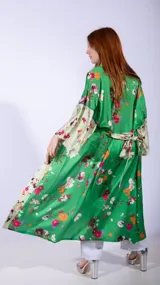 Kimono largo color verde con estampado de flores en tonos rosados, naranjas y blancos.