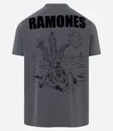 Remera gris de algodón con estampa de la banda Ramones en la espalda.