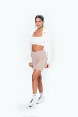 Campera blanca con capucha y ajustes en cintura y cuello.