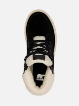 Bota de caña media con diseño tipo botín, confeccionada en gamuza impermeable color negro. Presenta un ribete superior de borrego sintético en color crema, cordones gruesos con herrajes metálicos y una suela de goma moldeada en color crema con excelente tracción.