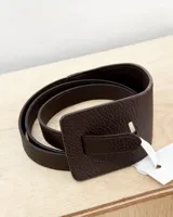 Cinturón marrón de ecocuero con hebilla ancha forrada en el mismo material. Ajustable.