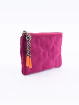 Monedero pequeño color verde con cierre superior y tirador de cordón multicolor.