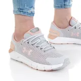 Championes de running Under Armour modelo Charged Rogue 2.5, color negro con suela blanca. Presentan un diseño de malla transpirable, logo de la marca en el lateral y refuerzo en el talón para mayor estabilidad.